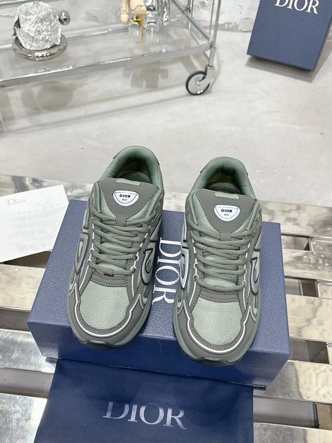 Men's men's shoes 💰600❤️❤️❤️High version Dior Dior's latest color matching B30 series reflective dad sneakers original 17380💰 purchased for development and production Brand new B30 sneakers Dad Shoes style shoes that follow the trend of the retro market The Dior logo on the tongue also indicates that this pair of shoes is the B30 model! B30 uses fine-textured leather and mesh cloth materials to form a shoe body. There are conspicuous letters CD on both sides of the shoe body to indicate identity. Many lines on the shoe body outline details to make the shoes look less monotonous and full of retro flavor. The delivery counter is exquisitely packaged🛍📦 ▪️Fabric: Original customized technical fabric + mesh ▪️Inner lining: Customized breathable lining ▪️Outsole: Original molded IP foam + TPU outsole ▪️Sole thickness: 3.5CM ▪️Size: Women’s size 35-40 / Men’s size 39-46
